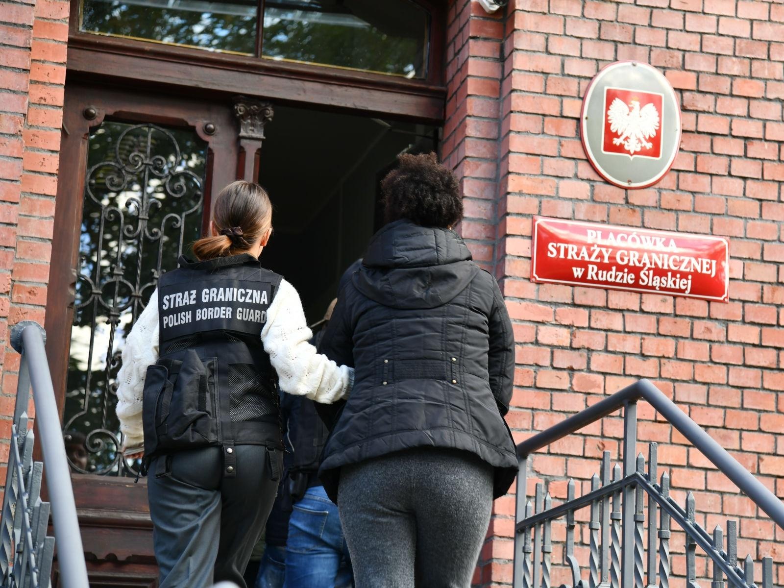 Zdjęcie w galerii na portalu naszraciborz.pl: Zdecydowane działania Śląskiej Straży Granicznej z Raciborza – 19 obywateli Kolumbii zatrzymanych wiadomości z regionu