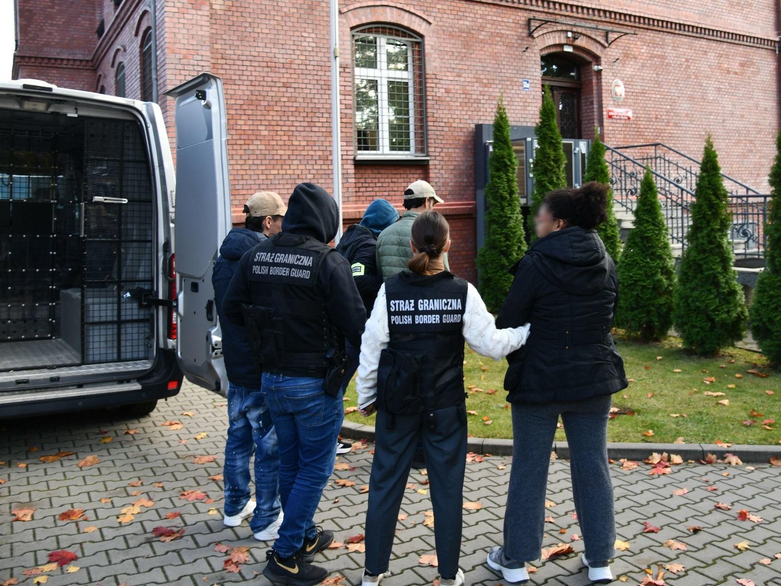 Zdjęcie w galerii na portalu naszraciborz.pl: Zdecydowane działania Śląskiej Straży Granicznej z Raciborza – 19 obywateli Kolumbii zatrzymanych wiadomości z regionu