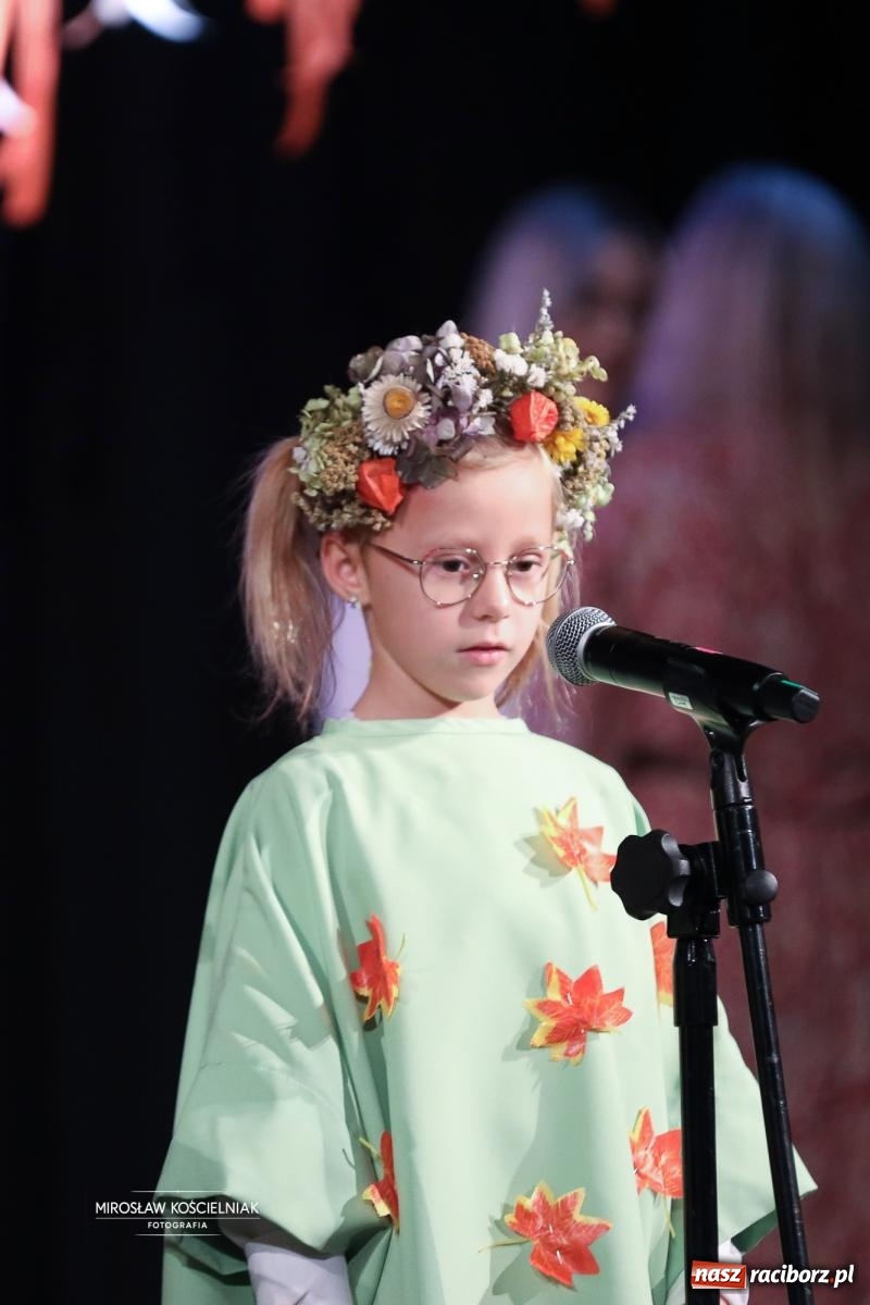 Zdjęcie w galerii na portalu naszraciborz.pl: I Powiatowy Festiwal Piosenki Przedszkolnej Jesienne Nutki w Raciborzu [FOTO i WIDEO] wiadomości z regionu