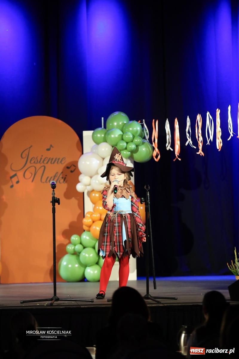 Zdjęcie w galerii na portalu naszraciborz.pl: I Powiatowy Festiwal Piosenki Przedszkolnej Jesienne Nutki w Raciborzu [FOTO i WIDEO] wiadomości z regionu