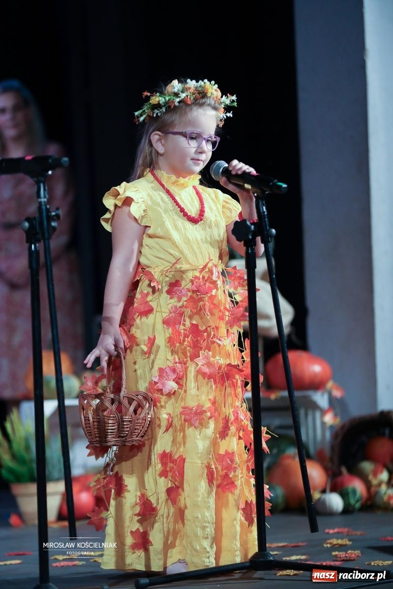 Zdjęcie w galerii na portalu naszraciborz.pl: I Powiatowy Festiwal Piosenki Przedszkolnej Jesienne Nutki w Raciborzu [FOTO i WIDEO] wiadomości z regionu