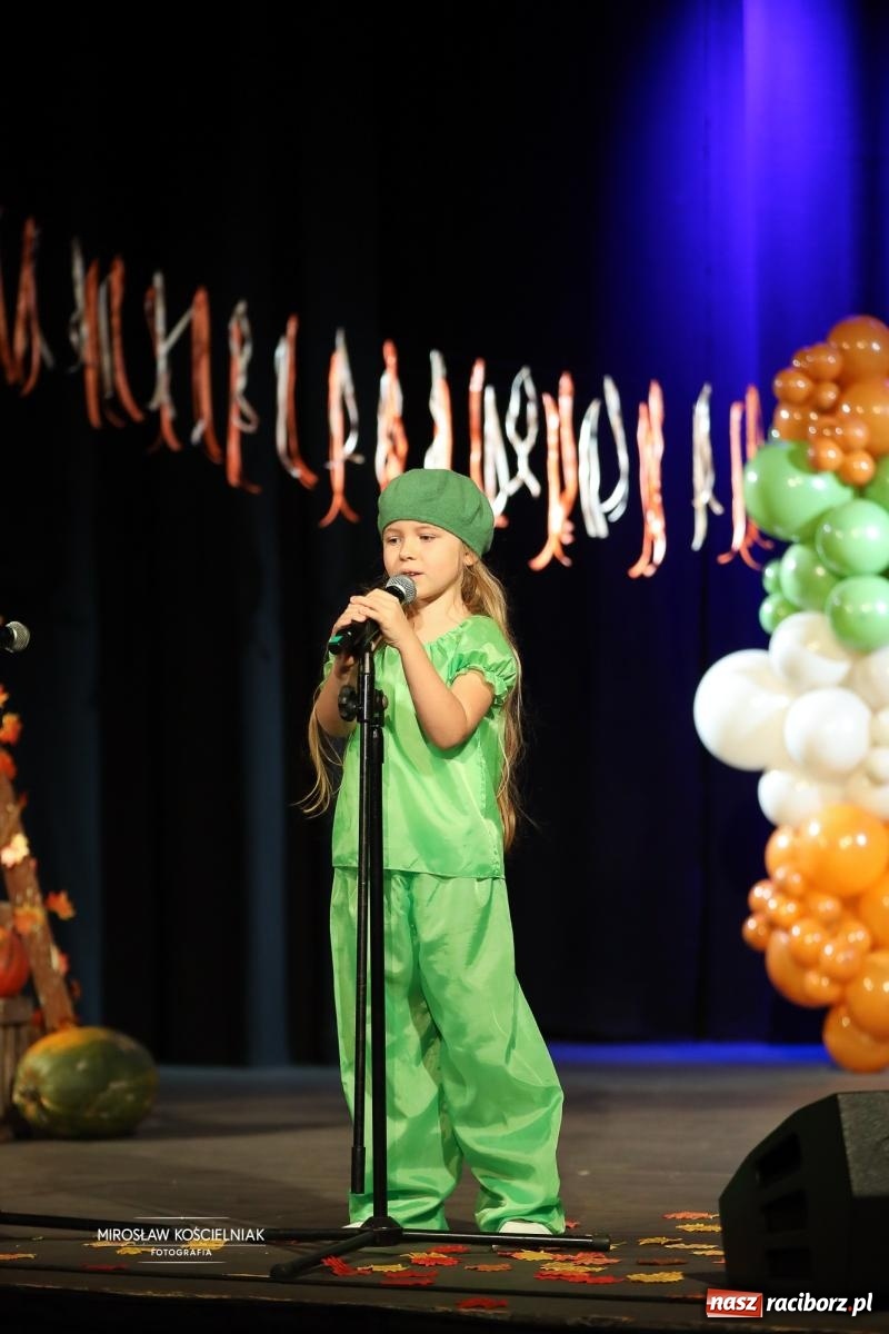 Zdjęcie w galerii na portalu naszraciborz.pl: I Powiatowy Festiwal Piosenki Przedszkolnej Jesienne Nutki w Raciborzu [FOTO i WIDEO] wiadomości z regionu