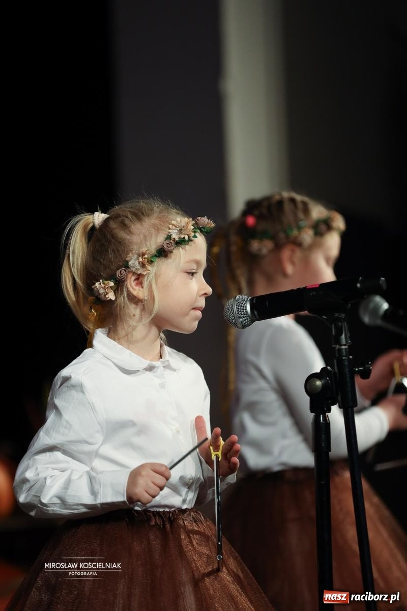 Zdjęcie w galerii na portalu naszraciborz.pl: I Powiatowy Festiwal Piosenki Przedszkolnej Jesienne Nutki w Raciborzu [FOTO i WIDEO] wiadomości z regionu