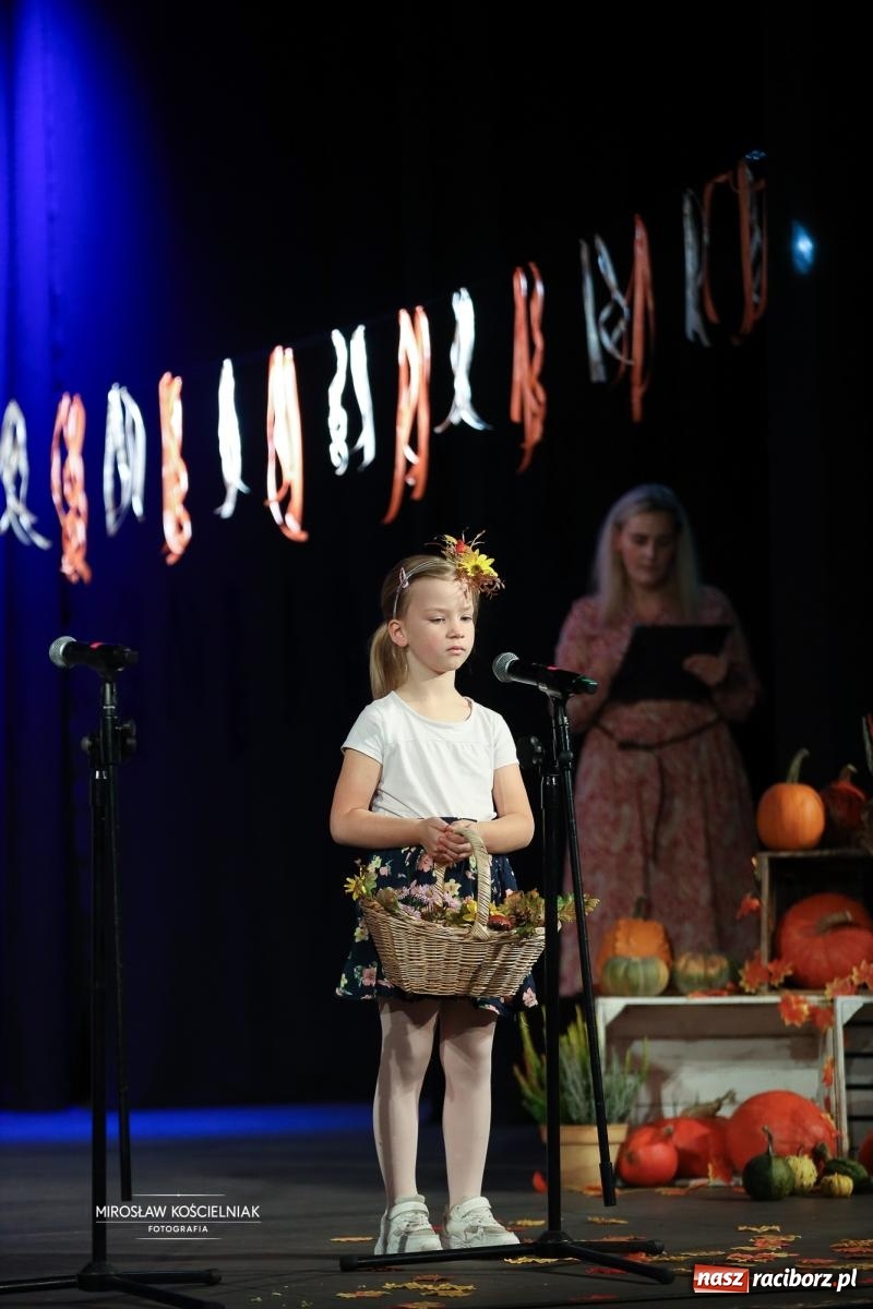 Zdjęcie w galerii na portalu naszraciborz.pl: I Powiatowy Festiwal Piosenki Przedszkolnej Jesienne Nutki w Raciborzu [FOTO i WIDEO] wiadomości z regionu