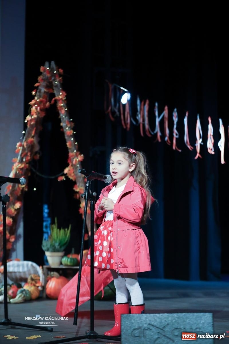 Zdjęcie w galerii na portalu naszraciborz.pl: I Powiatowy Festiwal Piosenki Przedszkolnej Jesienne Nutki w Raciborzu [FOTO i WIDEO] wiadomości z regionu