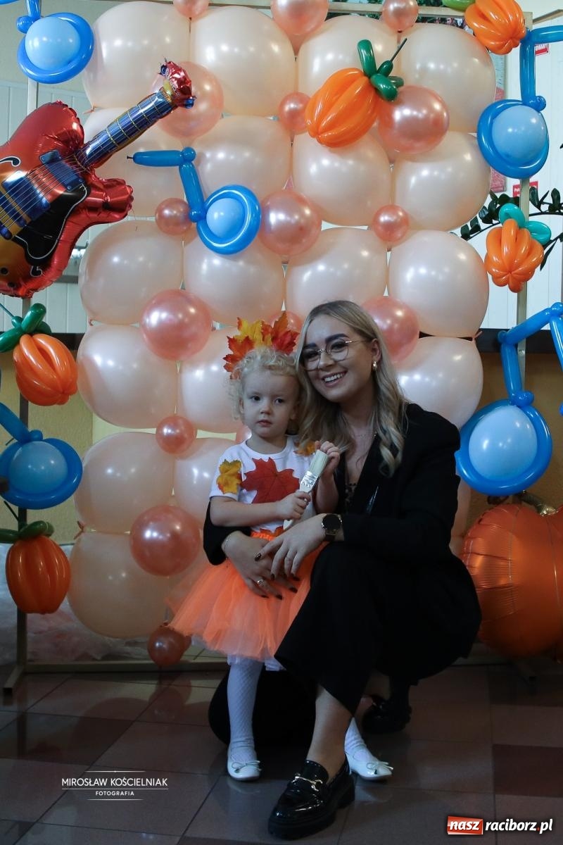 Zdjęcie w galerii na portalu naszraciborz.pl: I Powiatowy Festiwal Piosenki Przedszkolnej Jesienne Nutki w Raciborzu [FOTO i WIDEO] wiadomości z regionu