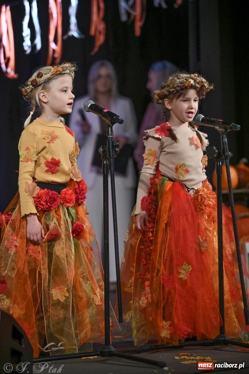 Zdjęcie w galerii na portalu naszraciborz.pl: I Powiatowy Festiwal Piosenki Przedszkolnej Jesienne Nutki w Raciborzu [FOTO i WIDEO] wiadomości z regionu