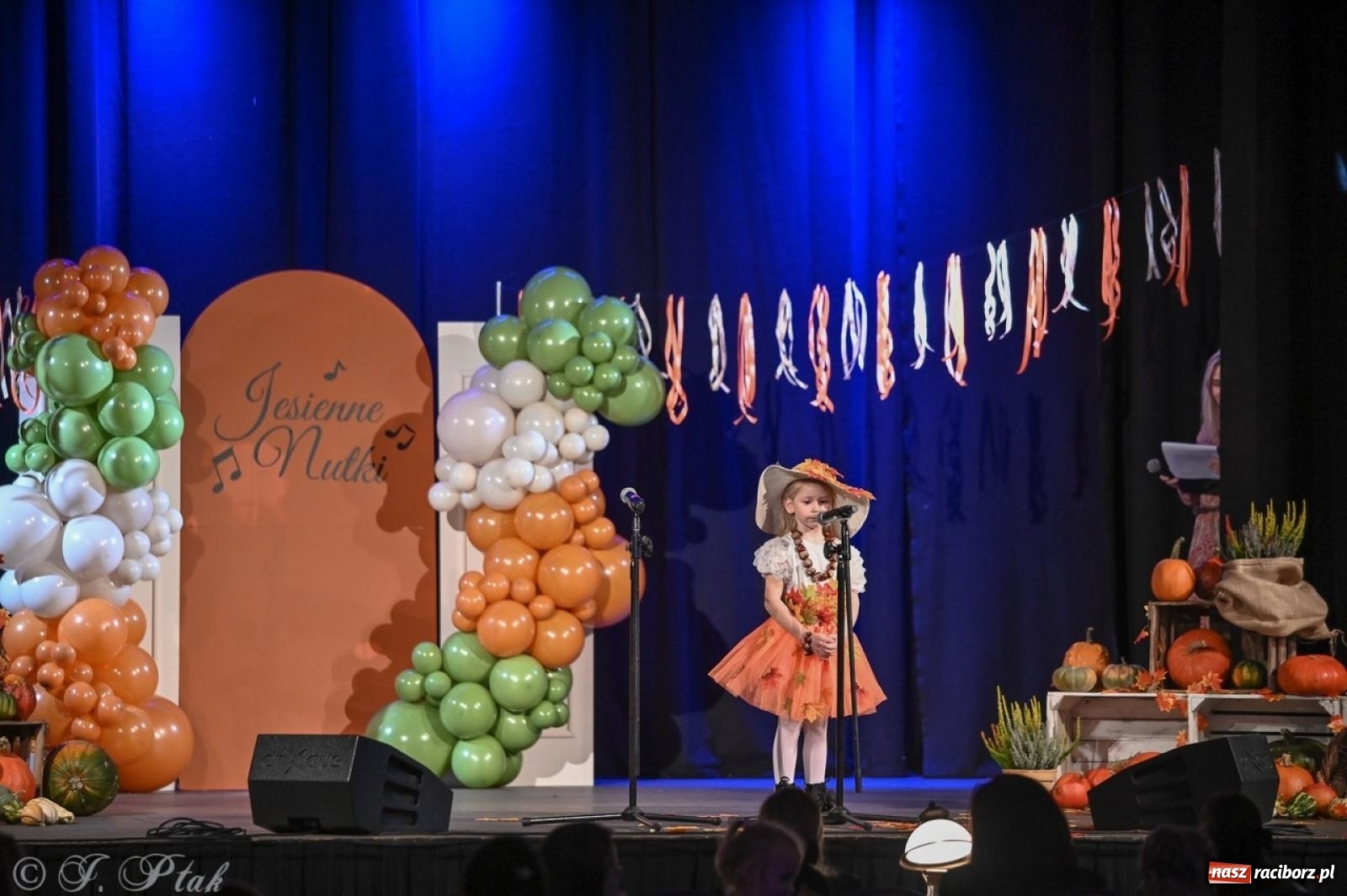 Zdjęcie w galerii na portalu naszraciborz.pl: I Powiatowy Festiwal Piosenki Przedszkolnej Jesienne Nutki w Raciborzu [FOTO i WIDEO] wiadomości z regionu