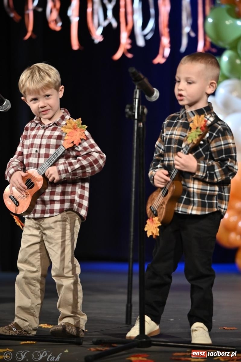 Zdjęcie w galerii na portalu naszraciborz.pl: I Powiatowy Festiwal Piosenki Przedszkolnej Jesienne Nutki w Raciborzu [FOTO i WIDEO] wiadomości z regionu