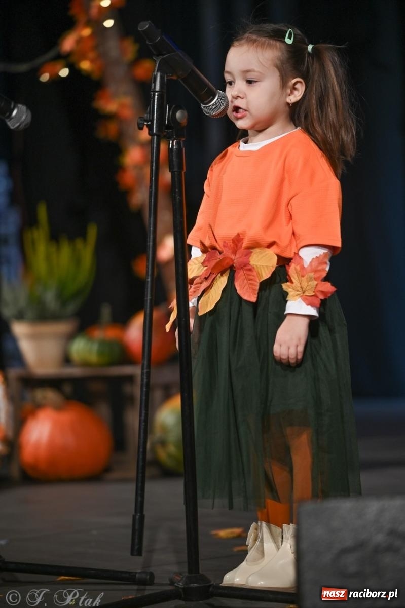 Zdjęcie w galerii na portalu naszraciborz.pl: I Powiatowy Festiwal Piosenki Przedszkolnej Jesienne Nutki w Raciborzu [FOTO i WIDEO] wiadomości z regionu