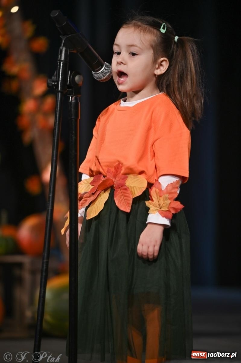 Zdjęcie w galerii na portalu naszraciborz.pl: I Powiatowy Festiwal Piosenki Przedszkolnej Jesienne Nutki w Raciborzu [FOTO i WIDEO] wiadomości z regionu