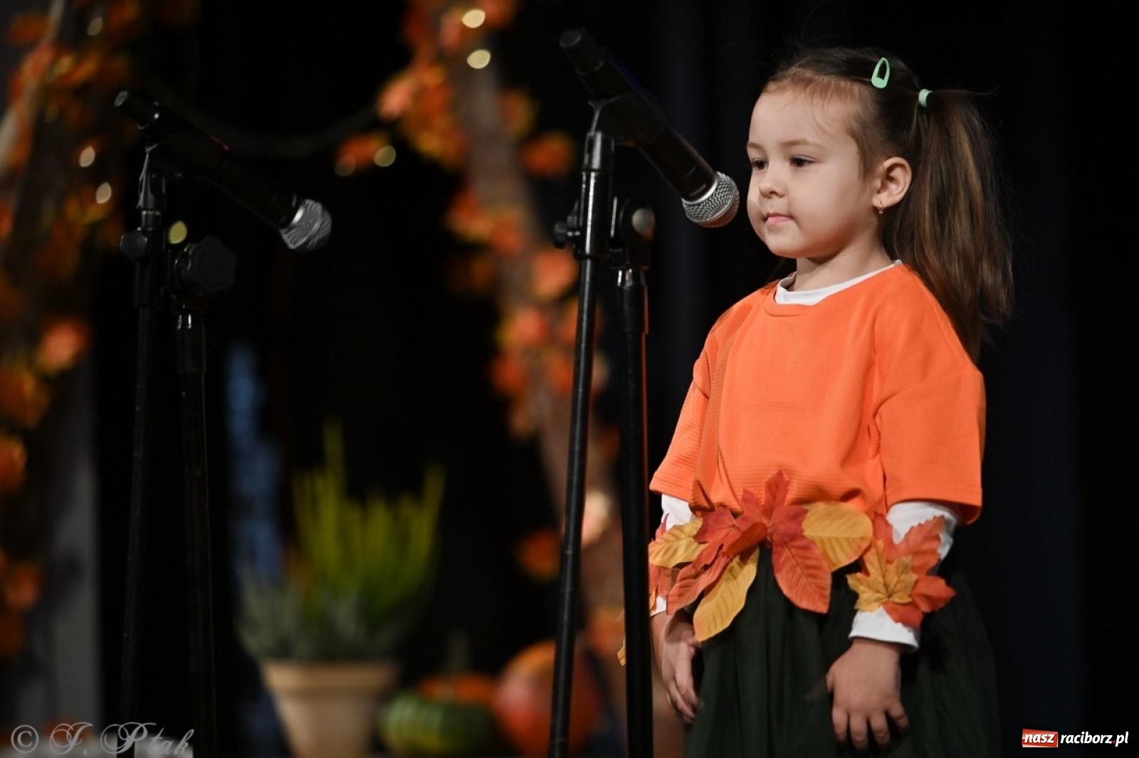 Zdjęcie w galerii na portalu naszraciborz.pl: I Powiatowy Festiwal Piosenki Przedszkolnej Jesienne Nutki w Raciborzu [FOTO i WIDEO] wiadomości z regionu
