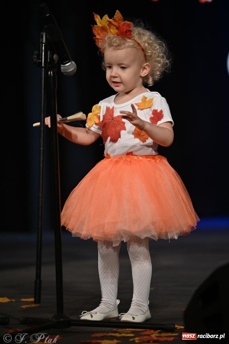 Zdjęcie w galerii na portalu naszraciborz.pl: I Powiatowy Festiwal Piosenki Przedszkolnej Jesienne Nutki w Raciborzu [FOTO i WIDEO] wiadomości z regionu