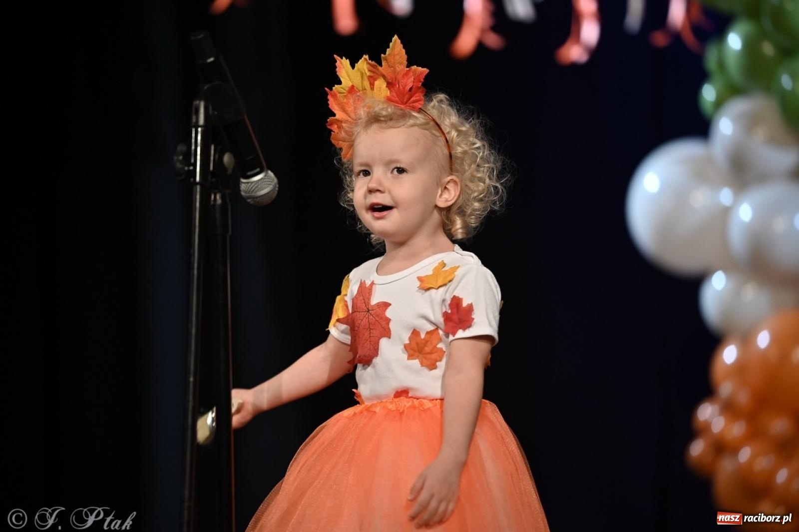 Zdjęcie w galerii na portalu naszraciborz.pl: I Powiatowy Festiwal Piosenki Przedszkolnej Jesienne Nutki w Raciborzu [FOTO i WIDEO] wiadomości z regionu