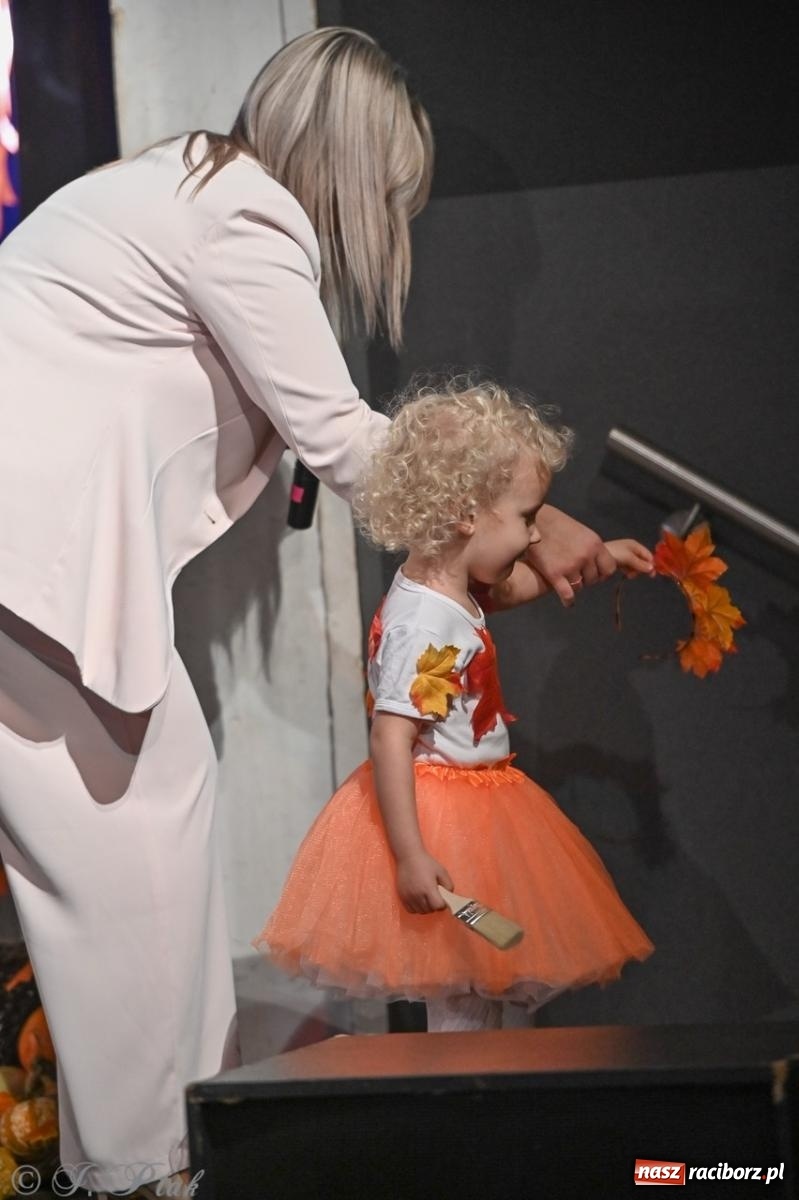 Zdjęcie w galerii na portalu naszraciborz.pl: I Powiatowy Festiwal Piosenki Przedszkolnej Jesienne Nutki w Raciborzu [FOTO i WIDEO] wiadomości z regionu