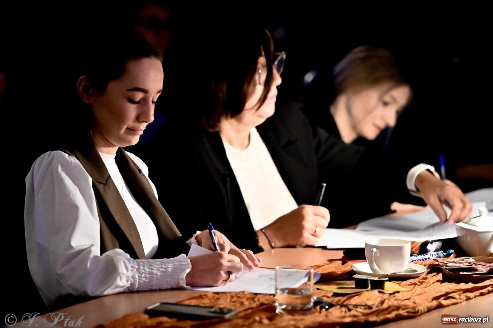 Zdjęcie w galerii na portalu naszraciborz.pl: I Powiatowy Festiwal Piosenki Przedszkolnej Jesienne Nutki w Raciborzu [FOTO i WIDEO] wiadomości z regionu