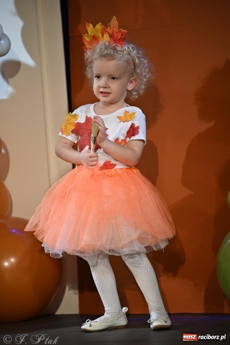Zdjęcie w galerii na portalu naszraciborz.pl: I Powiatowy Festiwal Piosenki Przedszkolnej Jesienne Nutki w Raciborzu [FOTO i WIDEO] wiadomości z regionu