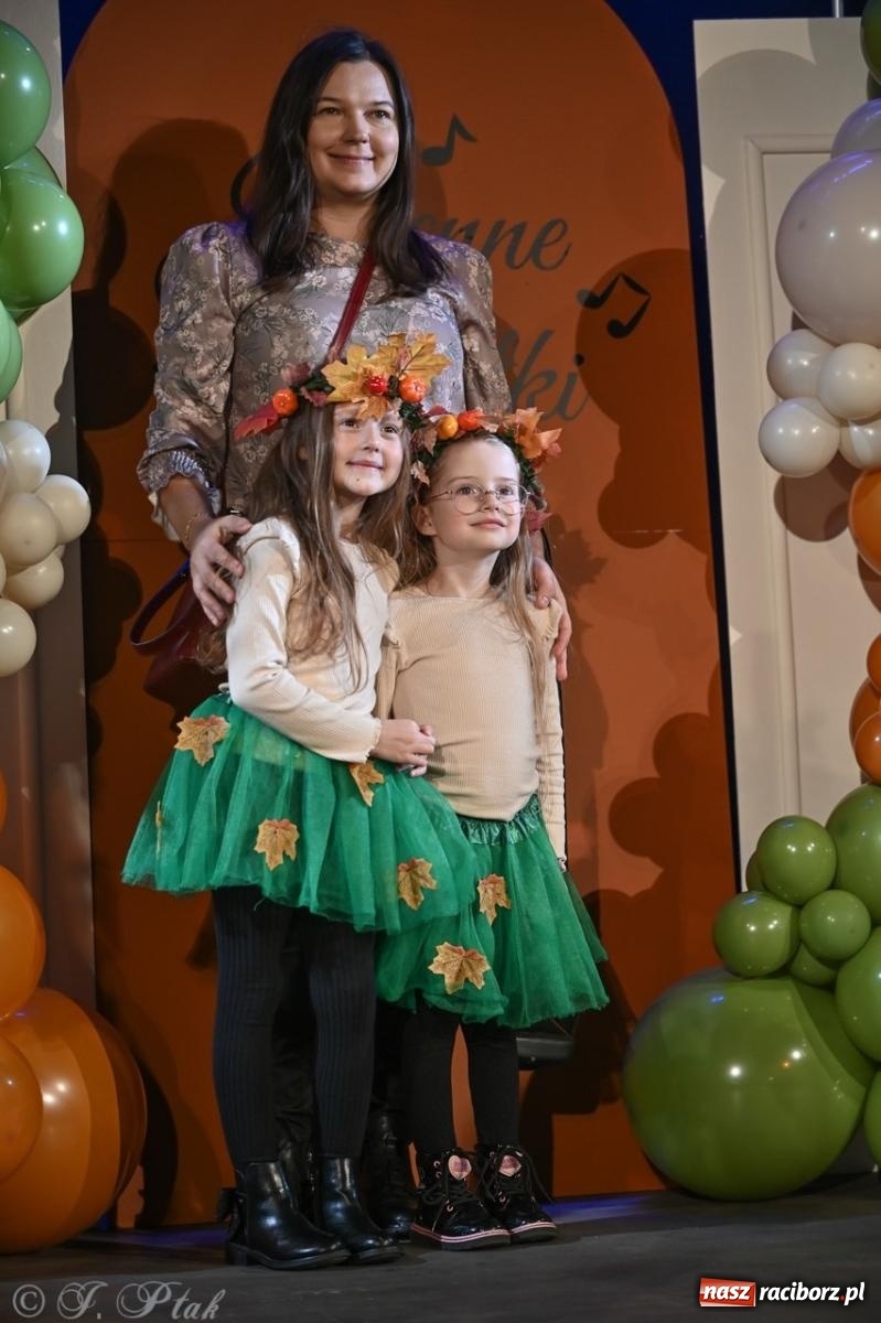 Zdjęcie w galerii na portalu naszraciborz.pl: I Powiatowy Festiwal Piosenki Przedszkolnej Jesienne Nutki w Raciborzu [FOTO i WIDEO] wiadomości z regionu