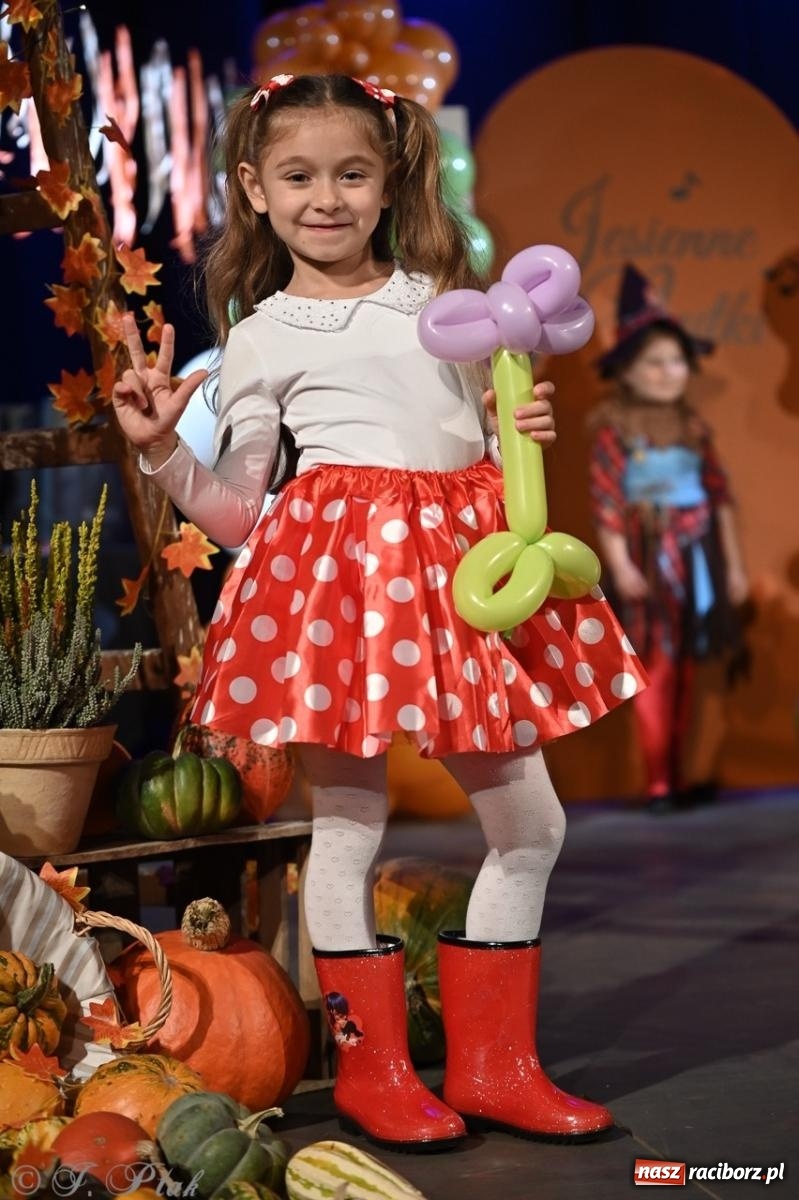 Zdjęcie w galerii na portalu naszraciborz.pl: I Powiatowy Festiwal Piosenki Przedszkolnej Jesienne Nutki w Raciborzu [FOTO i WIDEO] wiadomości z regionu