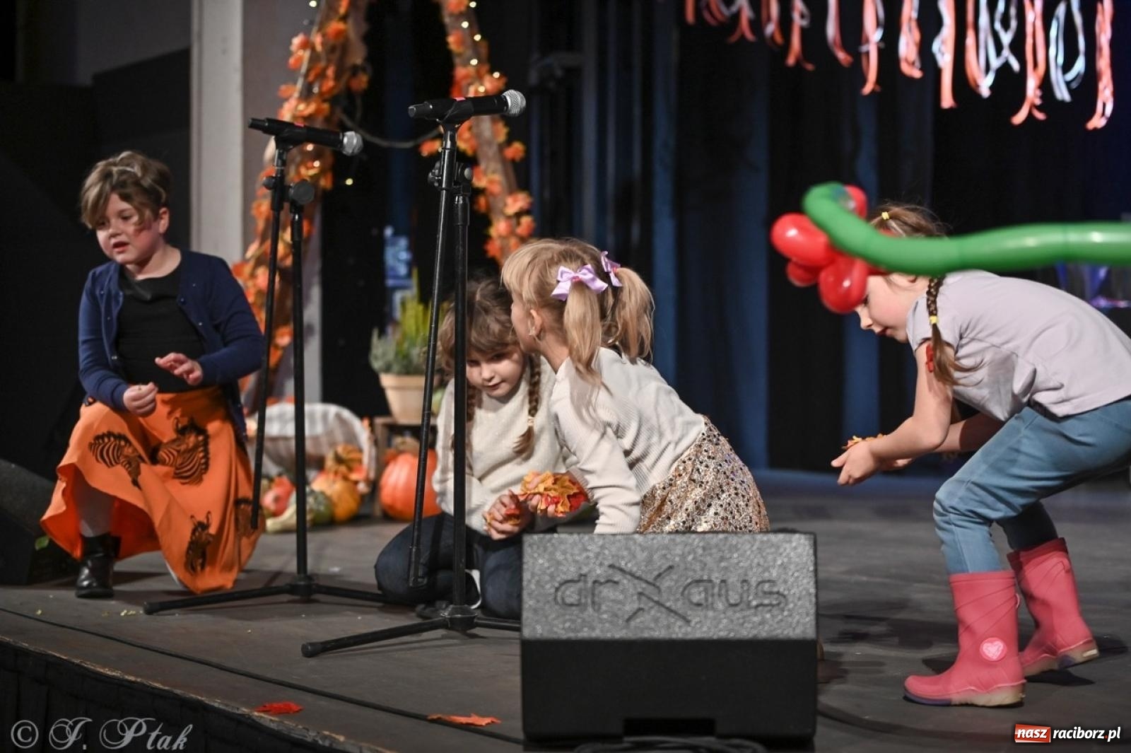 Zdjęcie w galerii na portalu naszraciborz.pl: I Powiatowy Festiwal Piosenki Przedszkolnej Jesienne Nutki w Raciborzu [FOTO i WIDEO] wiadomości z regionu