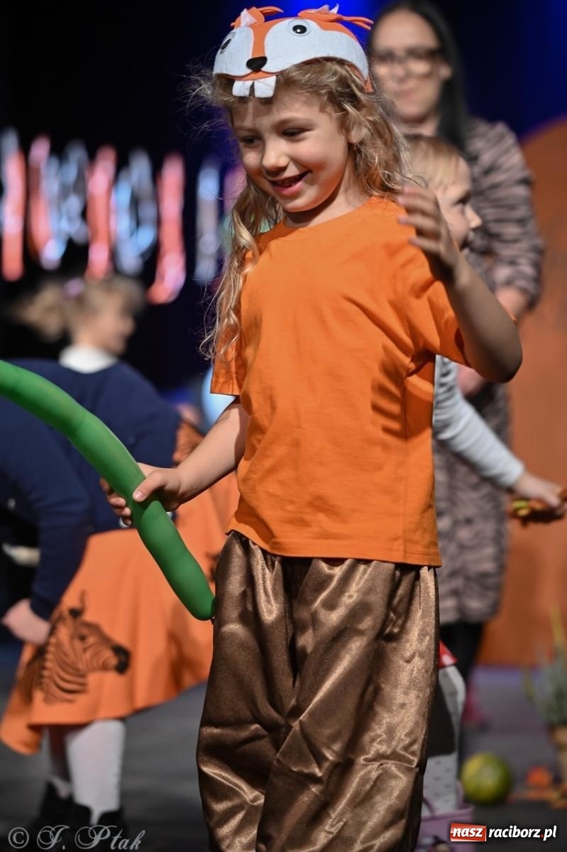 Zdjęcie w galerii na portalu naszraciborz.pl: I Powiatowy Festiwal Piosenki Przedszkolnej Jesienne Nutki w Raciborzu [FOTO i WIDEO] wiadomości z regionu