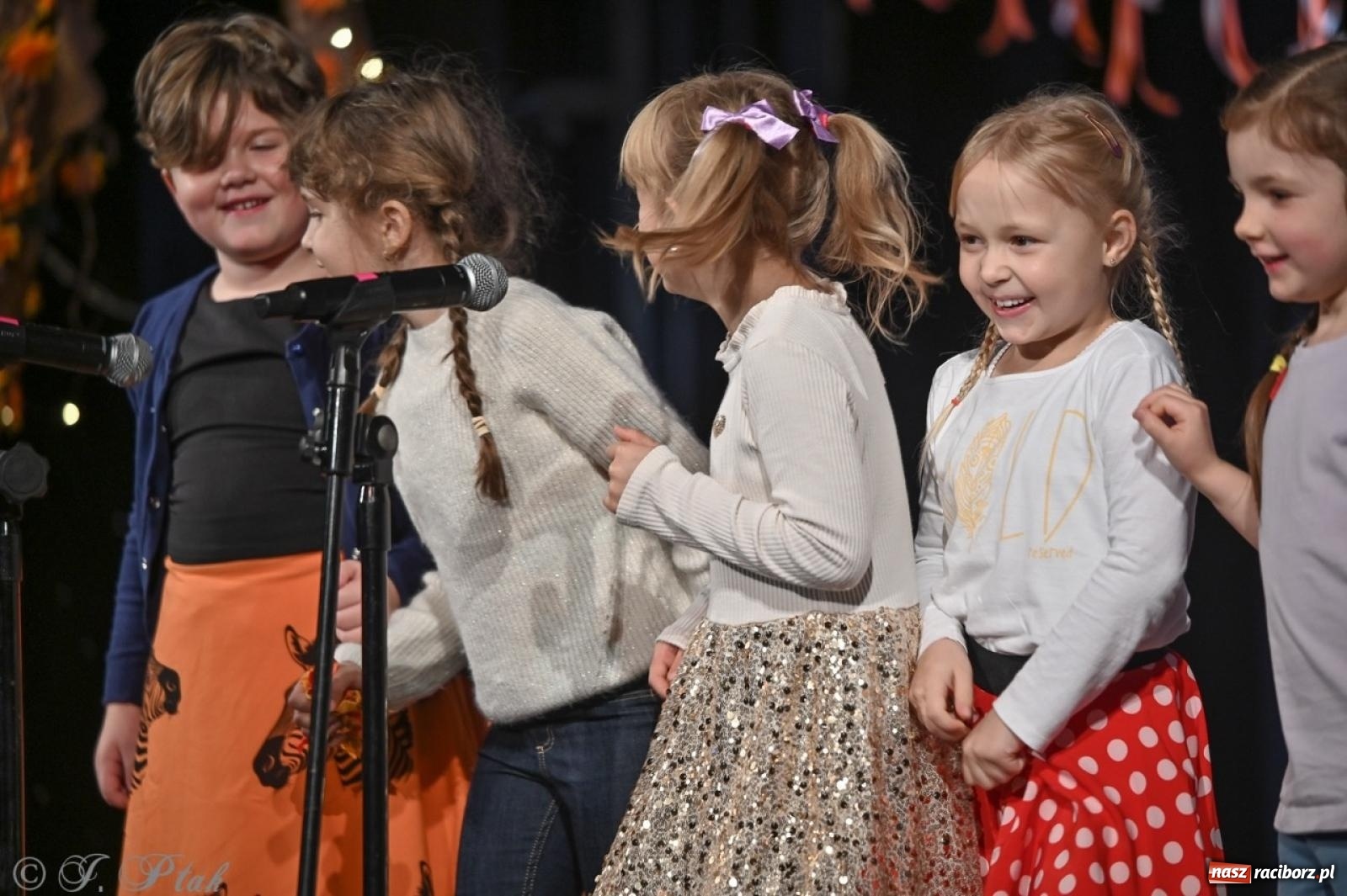 Zdjęcie w galerii na portalu naszraciborz.pl: I Powiatowy Festiwal Piosenki Przedszkolnej Jesienne Nutki w Raciborzu [FOTO i WIDEO] wiadomości z regionu