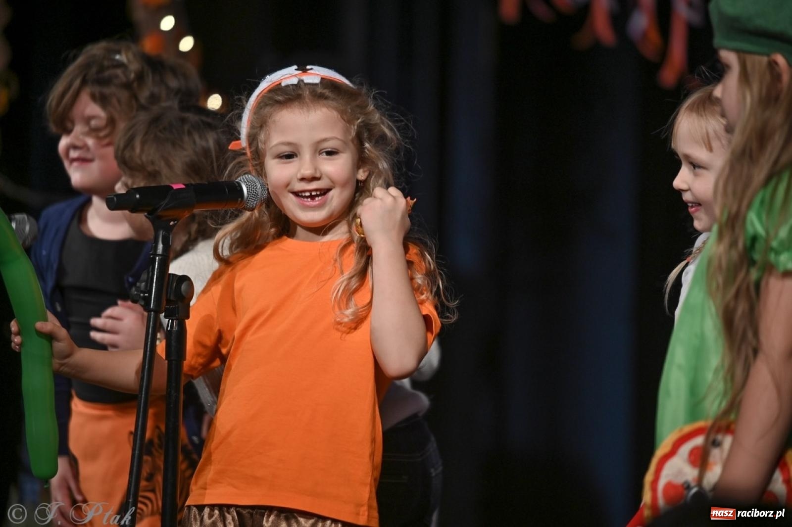 Zdjęcie w galerii na portalu naszraciborz.pl: I Powiatowy Festiwal Piosenki Przedszkolnej Jesienne Nutki w Raciborzu [FOTO i WIDEO] wiadomości z regionu