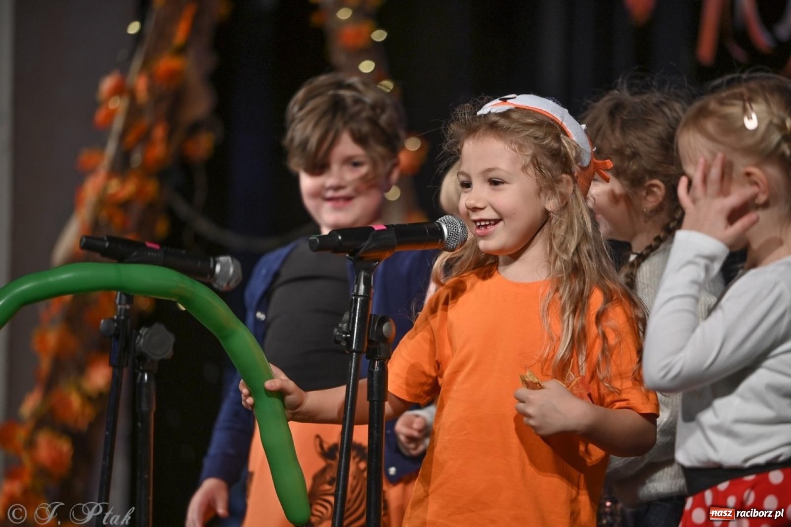 Zdjęcie w galerii na portalu naszraciborz.pl: I Powiatowy Festiwal Piosenki Przedszkolnej Jesienne Nutki w Raciborzu [FOTO i WIDEO] wiadomości z regionu