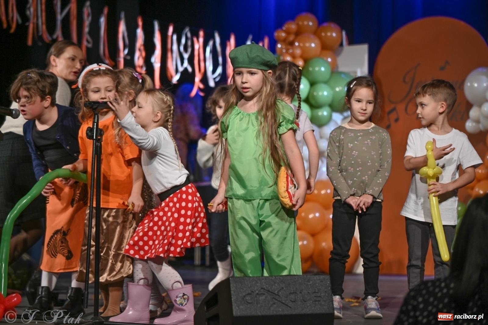 Zdjęcie w galerii na portalu naszraciborz.pl: I Powiatowy Festiwal Piosenki Przedszkolnej Jesienne Nutki w Raciborzu [FOTO i WIDEO] wiadomości z regionu