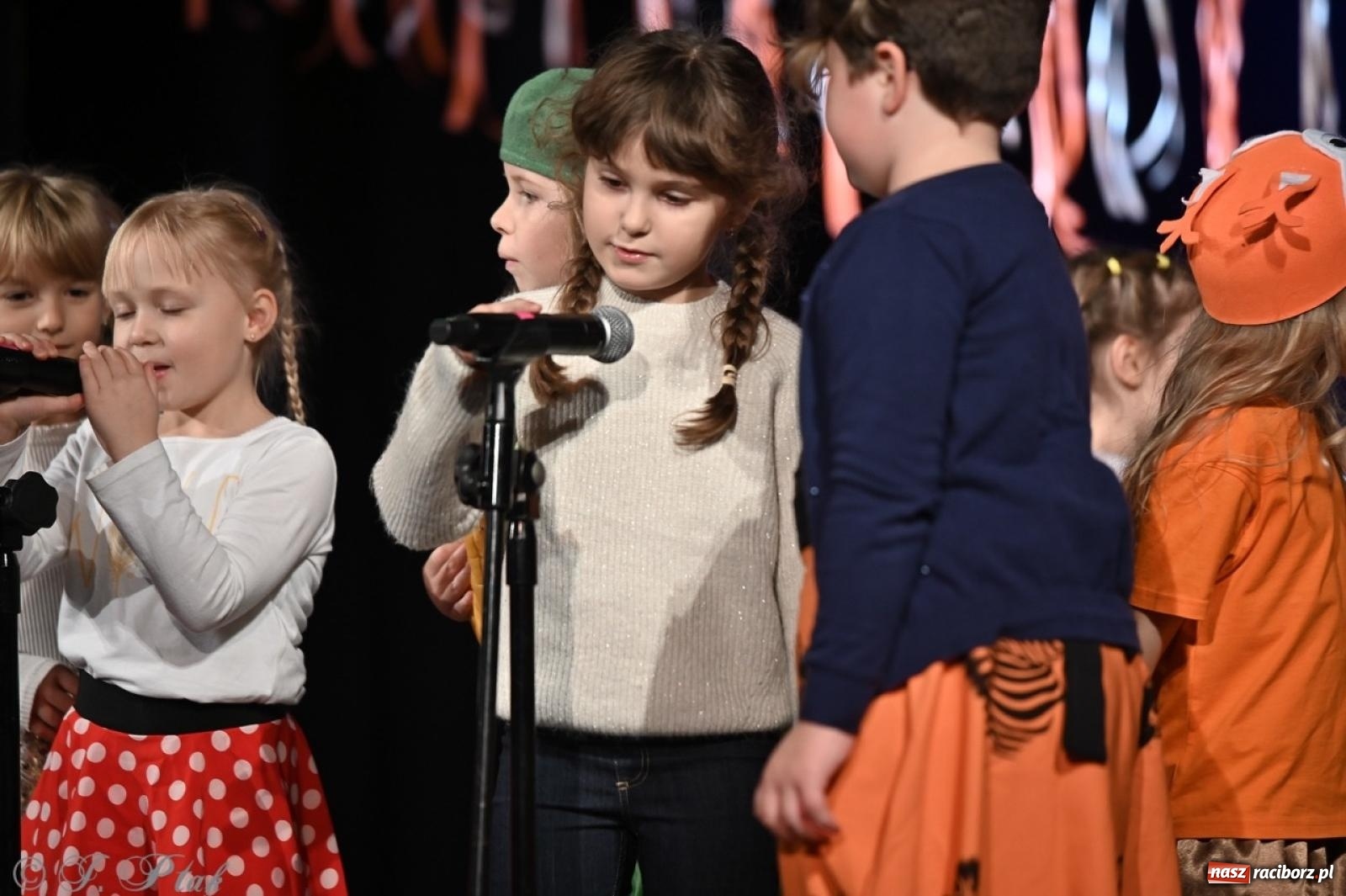 Zdjęcie w galerii na portalu naszraciborz.pl: I Powiatowy Festiwal Piosenki Przedszkolnej Jesienne Nutki w Raciborzu [FOTO i WIDEO] wiadomości z regionu