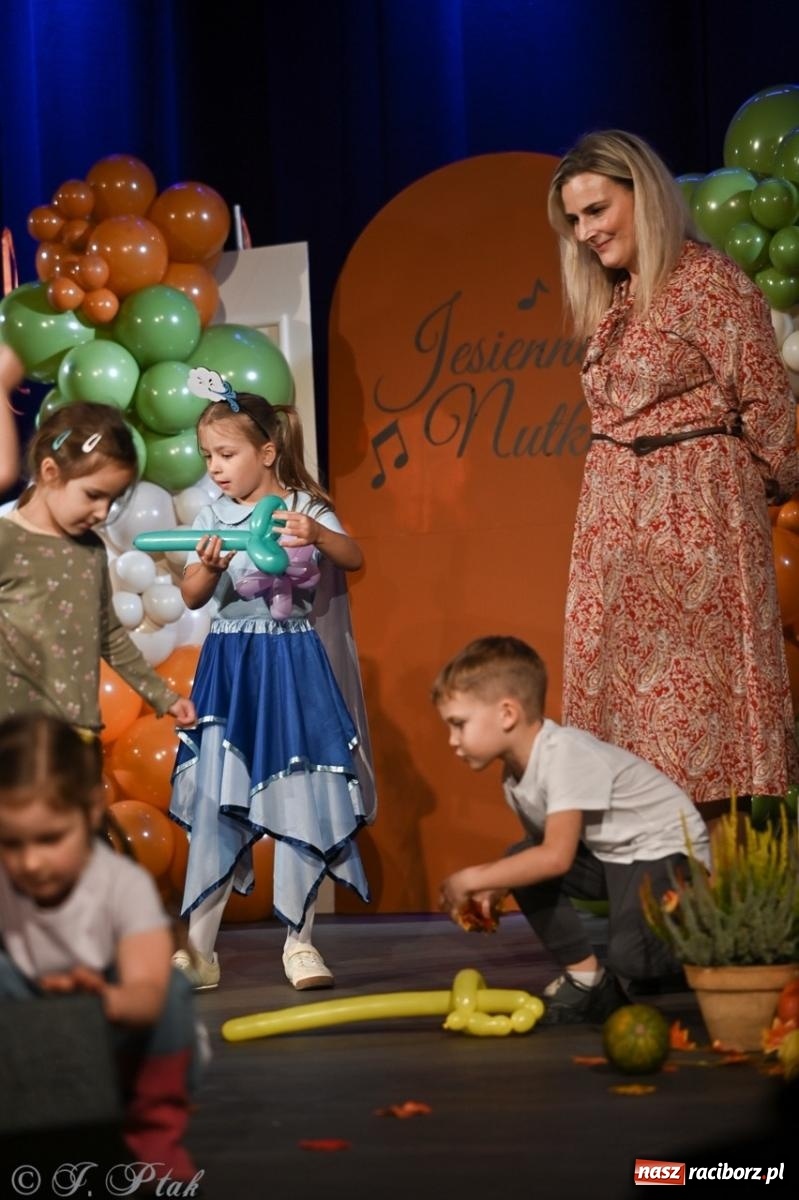 Zdjęcie w galerii na portalu naszraciborz.pl: I Powiatowy Festiwal Piosenki Przedszkolnej Jesienne Nutki w Raciborzu [FOTO i WIDEO] wiadomości z regionu
