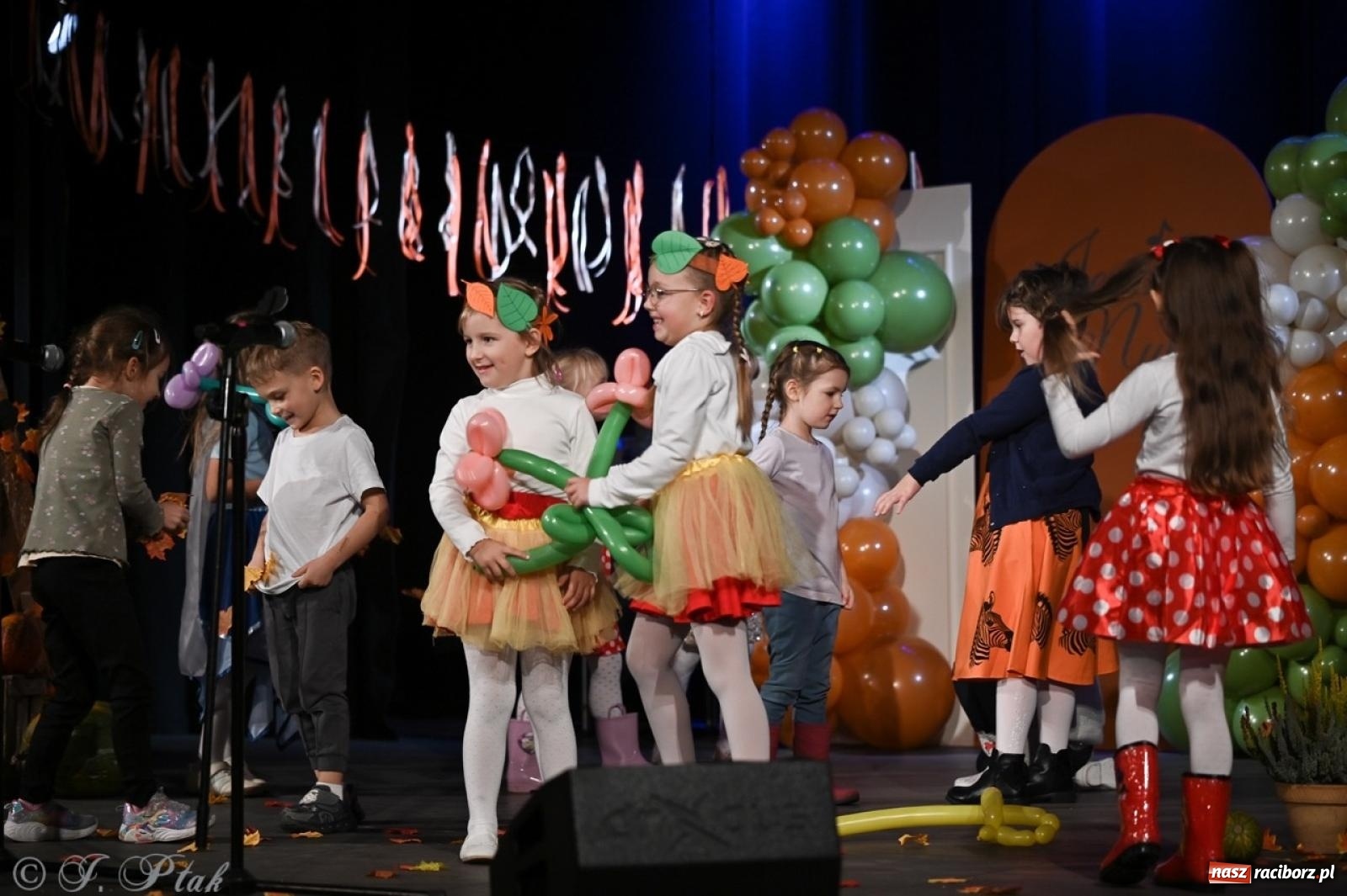 Zdjęcie w galerii na portalu naszraciborz.pl: I Powiatowy Festiwal Piosenki Przedszkolnej Jesienne Nutki w Raciborzu [FOTO i WIDEO] wiadomości z regionu