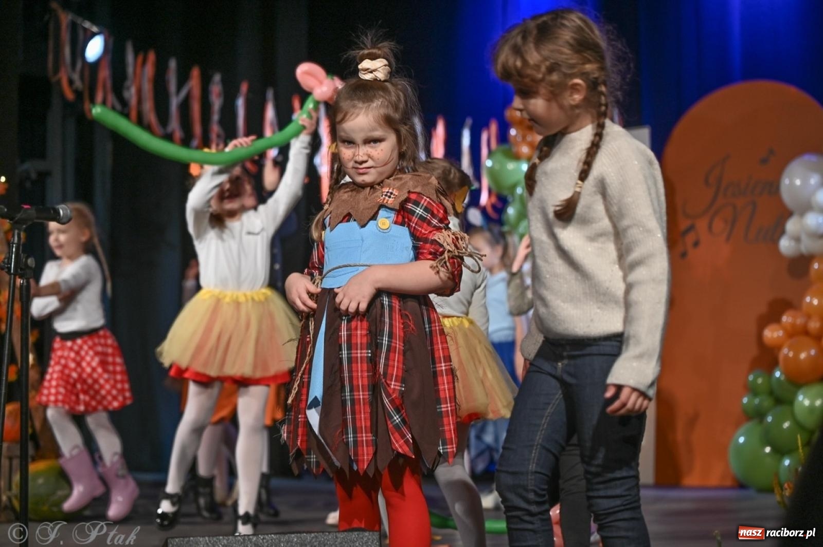 Zdjęcie w galerii na portalu naszraciborz.pl: I Powiatowy Festiwal Piosenki Przedszkolnej Jesienne Nutki w Raciborzu [FOTO i WIDEO] wiadomości z regionu