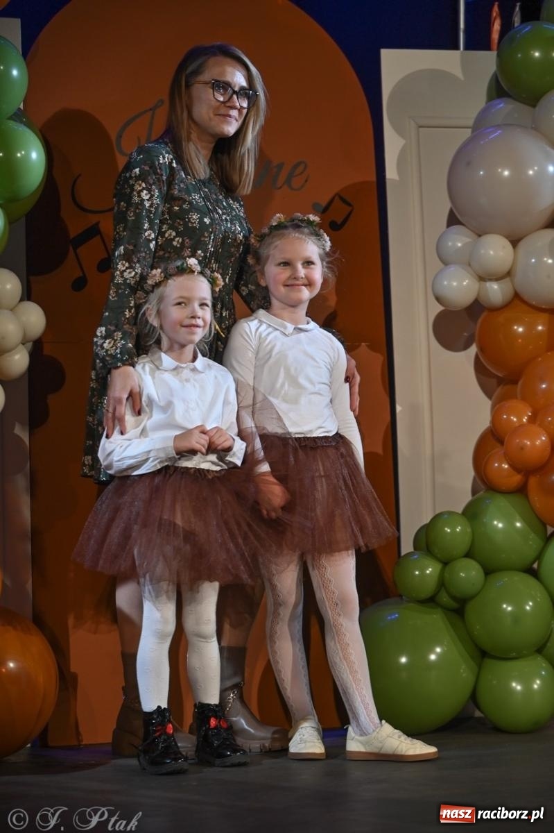 Zdjęcie w galerii na portalu naszraciborz.pl: I Powiatowy Festiwal Piosenki Przedszkolnej Jesienne Nutki w Raciborzu [FOTO i WIDEO] wiadomości z regionu