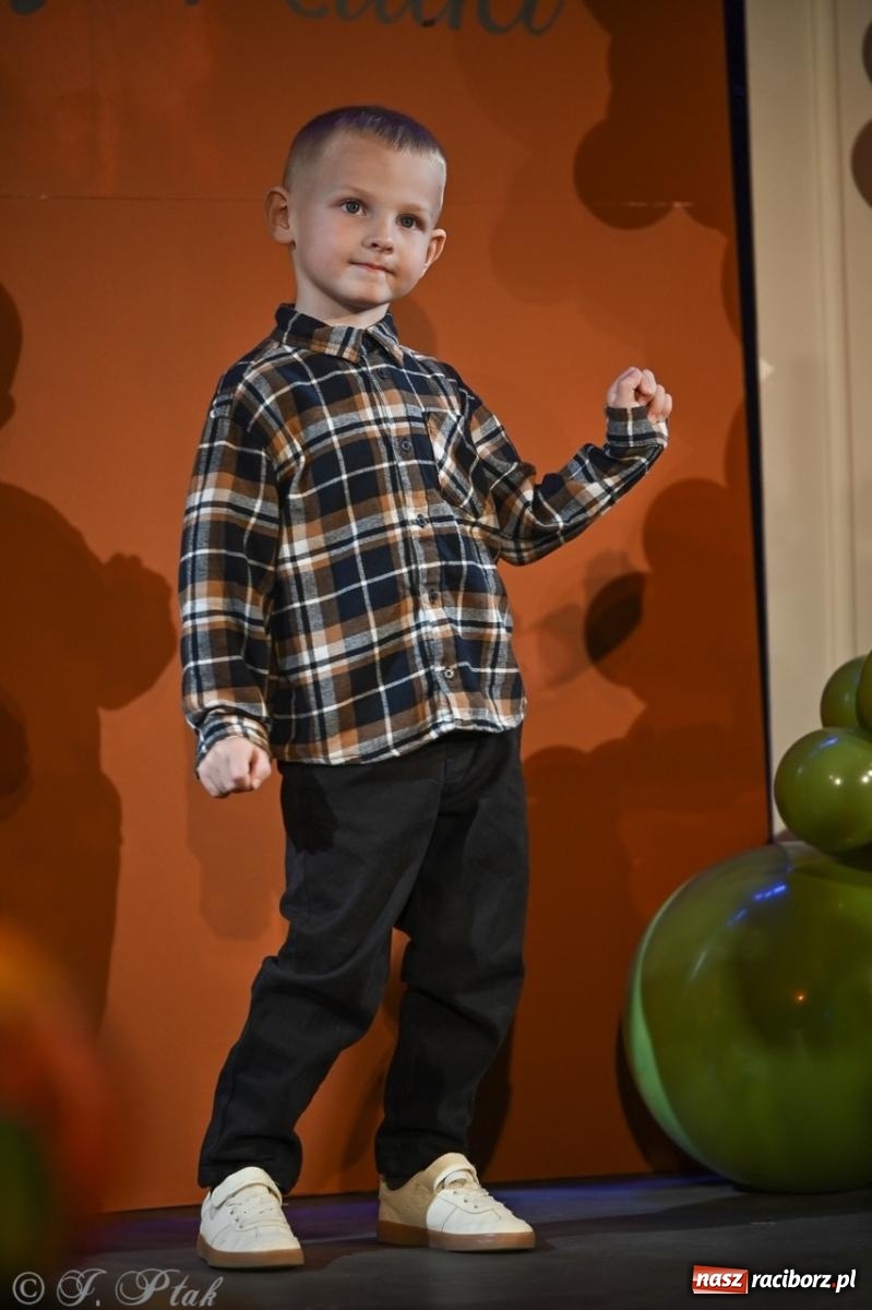 Zdjęcie w galerii na portalu naszraciborz.pl: I Powiatowy Festiwal Piosenki Przedszkolnej Jesienne Nutki w Raciborzu [FOTO i WIDEO] wiadomości z regionu