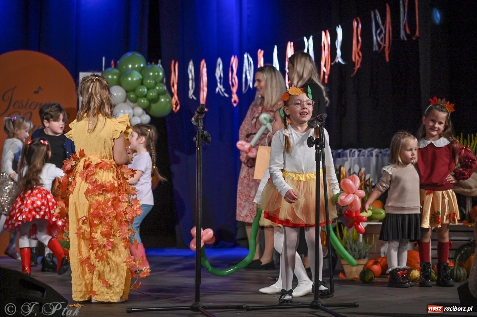 Zdjęcie w galerii na portalu naszraciborz.pl: I Powiatowy Festiwal Piosenki Przedszkolnej Jesienne Nutki w Raciborzu [FOTO i WIDEO] wiadomości z regionu