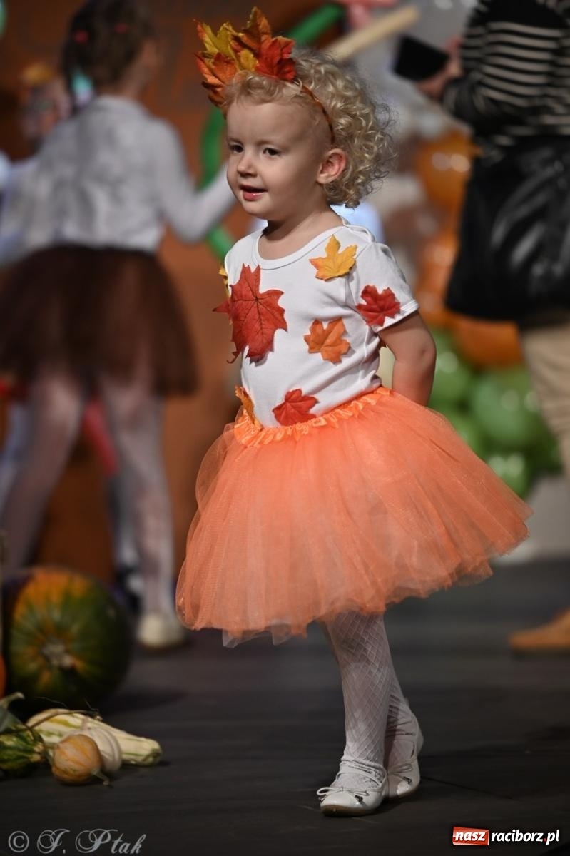 Zdjęcie w galerii na portalu naszraciborz.pl: I Powiatowy Festiwal Piosenki Przedszkolnej Jesienne Nutki w Raciborzu [FOTO i WIDEO] wiadomości z regionu