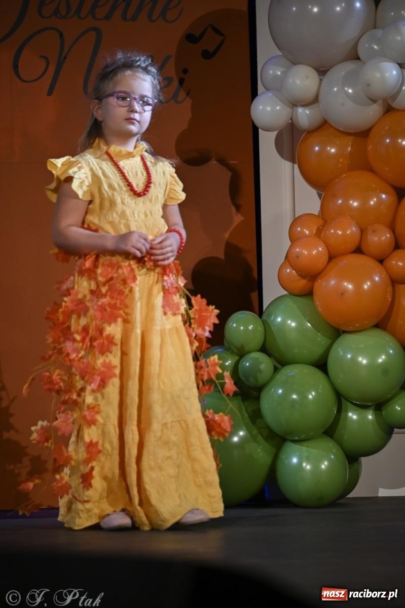 Zdjęcie w galerii na portalu naszraciborz.pl: I Powiatowy Festiwal Piosenki Przedszkolnej Jesienne Nutki w Raciborzu [FOTO i WIDEO] wiadomości z regionu