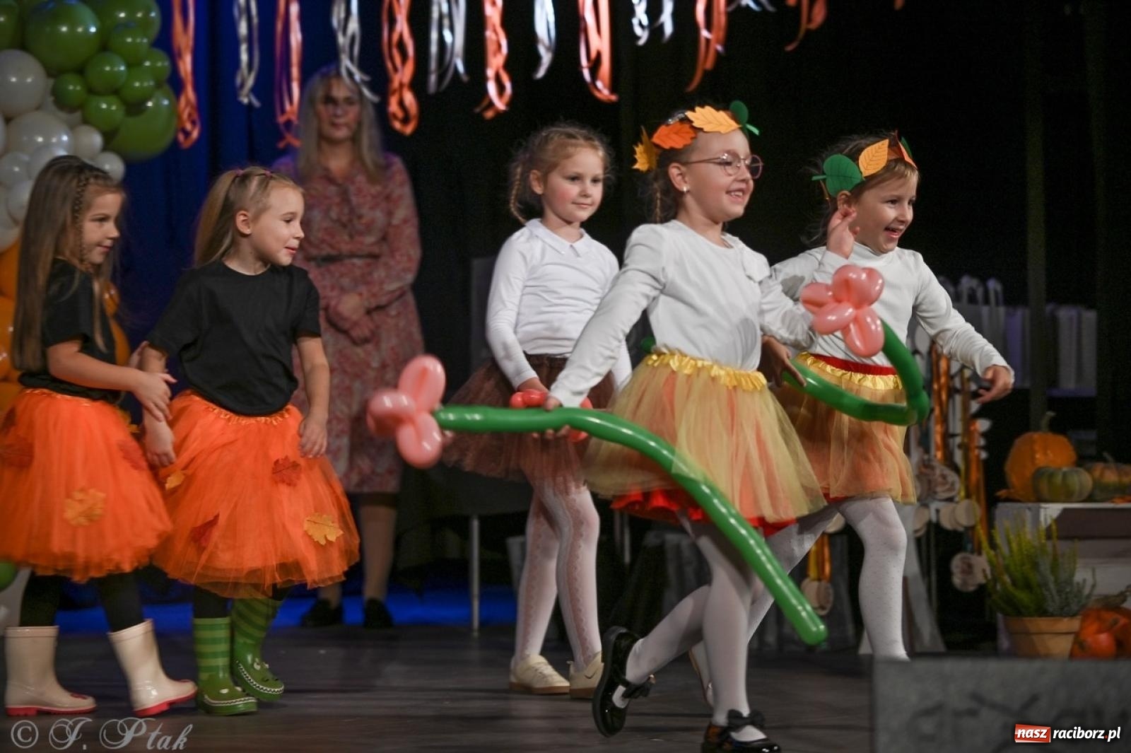 Zdjęcie w galerii na portalu naszraciborz.pl: I Powiatowy Festiwal Piosenki Przedszkolnej Jesienne Nutki w Raciborzu [FOTO i WIDEO] wiadomości z regionu
