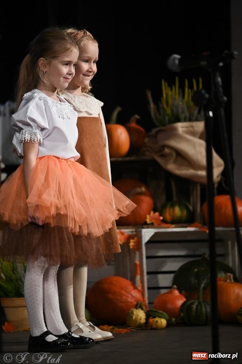 Zdjęcie w galerii na portalu naszraciborz.pl: I Powiatowy Festiwal Piosenki Przedszkolnej Jesienne Nutki w Raciborzu [FOTO i WIDEO] wiadomości z regionu