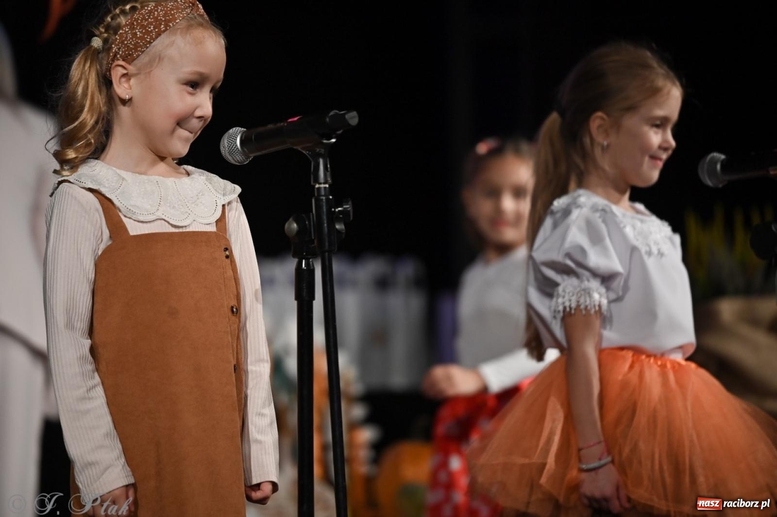 Zdjęcie w galerii na portalu naszraciborz.pl: I Powiatowy Festiwal Piosenki Przedszkolnej Jesienne Nutki w Raciborzu [FOTO i WIDEO] wiadomości z regionu