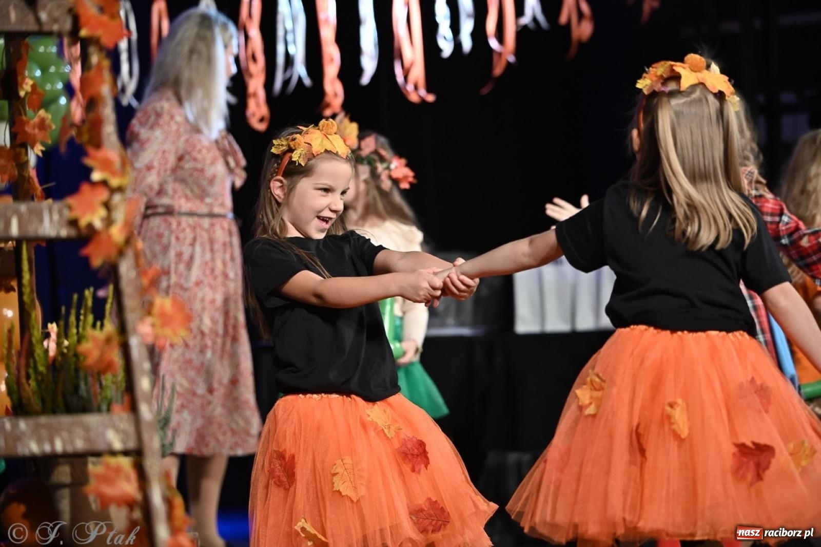 Zdjęcie w galerii na portalu naszraciborz.pl: I Powiatowy Festiwal Piosenki Przedszkolnej Jesienne Nutki w Raciborzu [FOTO i WIDEO] wiadomości z regionu