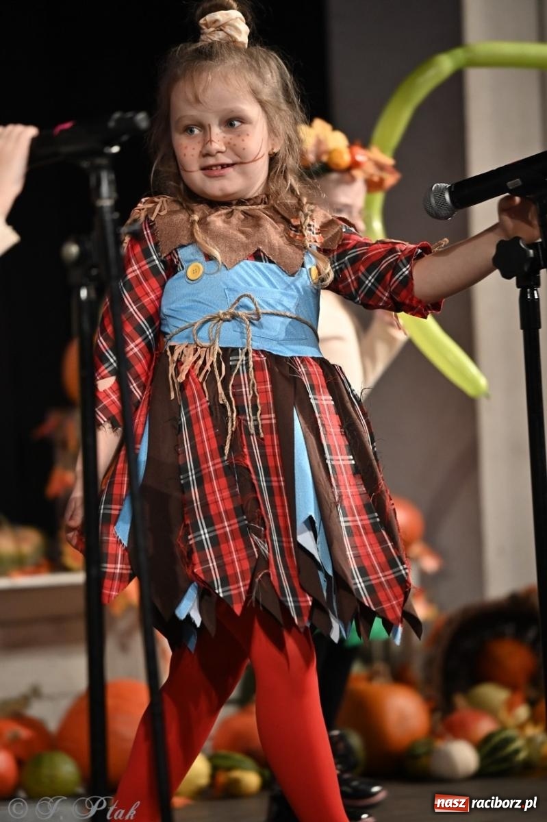 Zdjęcie w galerii na portalu naszraciborz.pl: I Powiatowy Festiwal Piosenki Przedszkolnej Jesienne Nutki w Raciborzu [FOTO i WIDEO] wiadomości z regionu