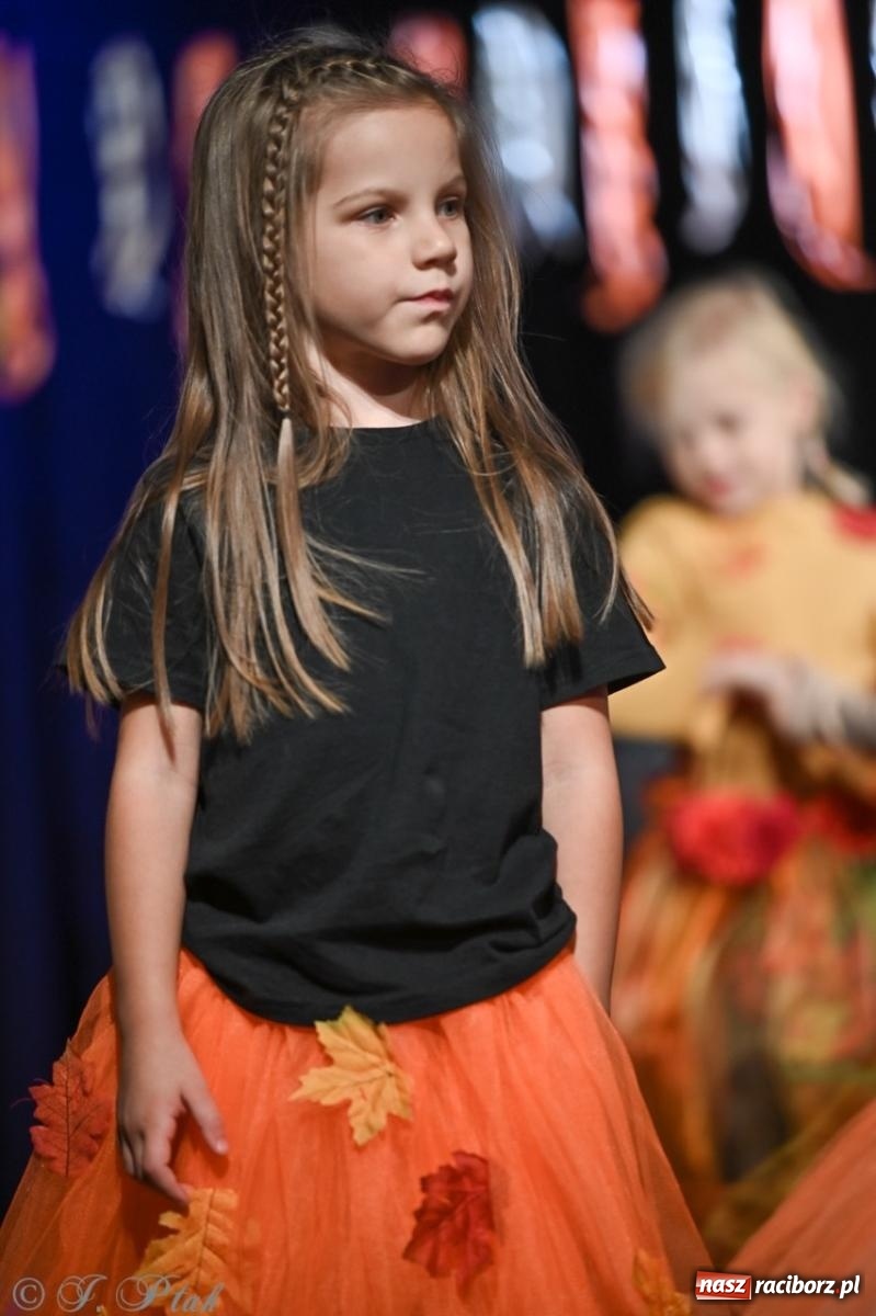 Zdjęcie w galerii na portalu naszraciborz.pl: I Powiatowy Festiwal Piosenki Przedszkolnej Jesienne Nutki w Raciborzu [FOTO i WIDEO] wiadomości z regionu