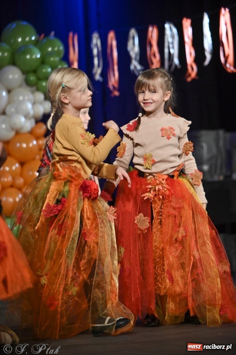 Zdjęcie w galerii na portalu naszraciborz.pl: I Powiatowy Festiwal Piosenki Przedszkolnej Jesienne Nutki w Raciborzu [FOTO i WIDEO] wiadomości z regionu