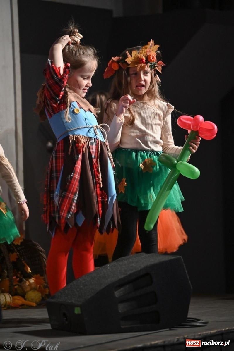 Zdjęcie w galerii na portalu naszraciborz.pl: I Powiatowy Festiwal Piosenki Przedszkolnej Jesienne Nutki w Raciborzu [FOTO i WIDEO] wiadomości z regionu