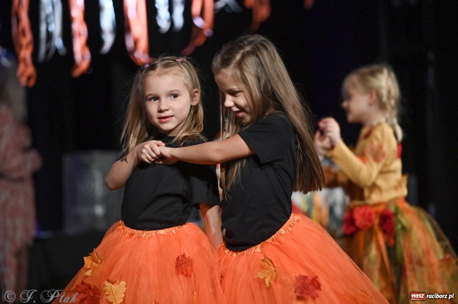 Zdjęcie w galerii na portalu naszraciborz.pl: I Powiatowy Festiwal Piosenki Przedszkolnej Jesienne Nutki w Raciborzu [FOTO i WIDEO] wiadomości z regionu