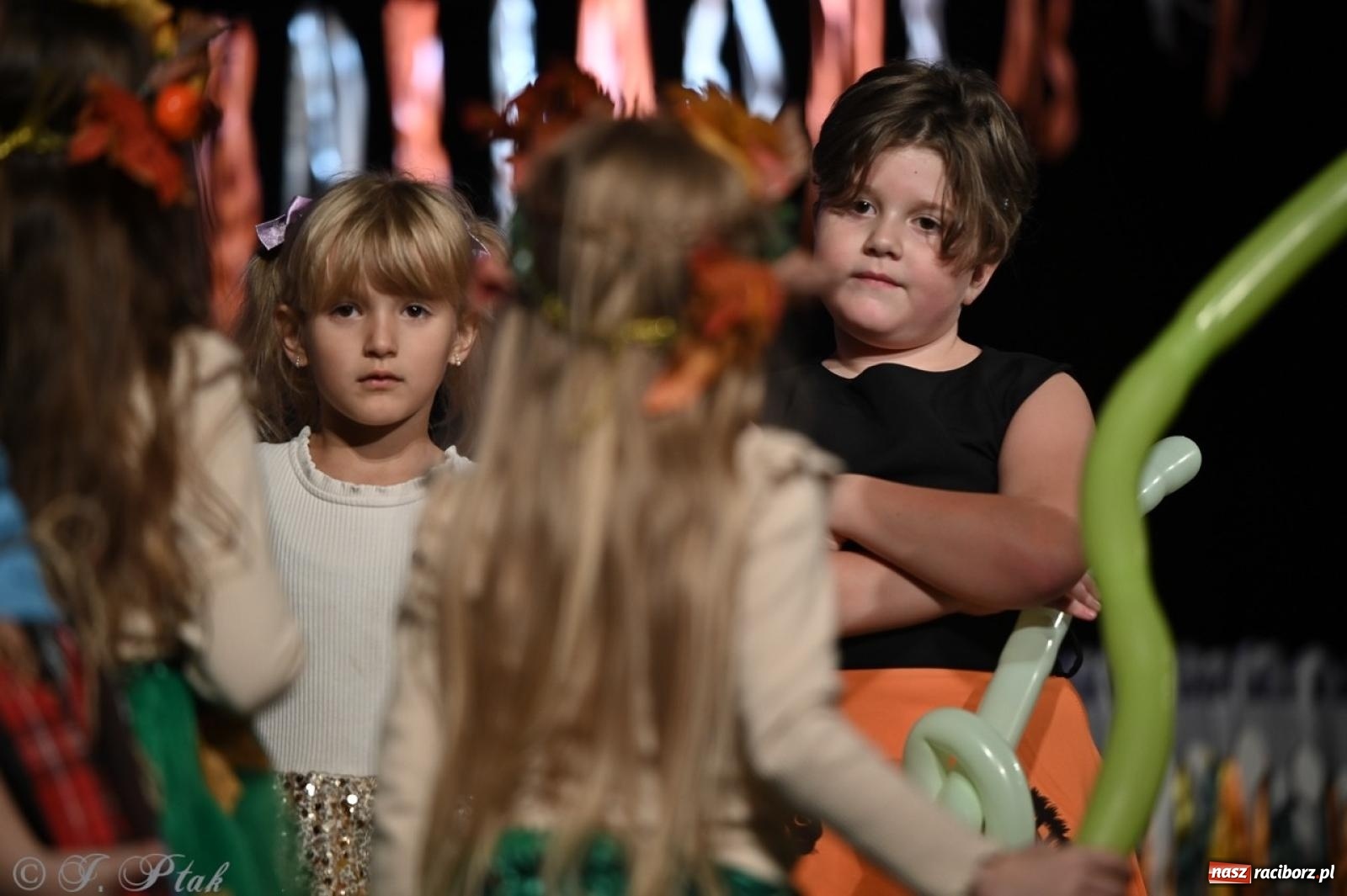 Zdjęcie w galerii na portalu naszraciborz.pl: I Powiatowy Festiwal Piosenki Przedszkolnej Jesienne Nutki w Raciborzu [FOTO i WIDEO] wiadomości z regionu