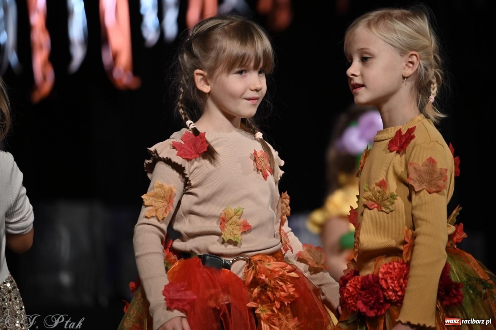 Zdjęcie w galerii na portalu naszraciborz.pl: I Powiatowy Festiwal Piosenki Przedszkolnej Jesienne Nutki w Raciborzu [FOTO i WIDEO] wiadomości z regionu