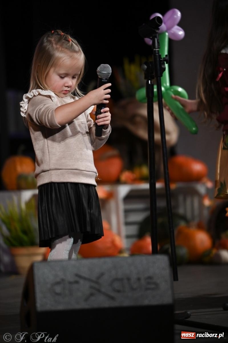 Zdjęcie w galerii na portalu naszraciborz.pl: I Powiatowy Festiwal Piosenki Przedszkolnej Jesienne Nutki w Raciborzu [FOTO i WIDEO] wiadomości z regionu